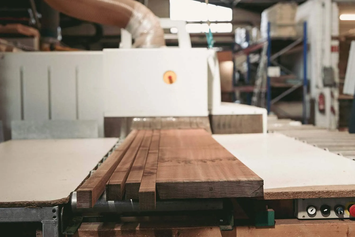 Holzkontor Stiebels - Mit unserem modernen Maschinenpark ermöglichen wir unseren Kunden ein Höchstmaß an Passgenauigkeit.